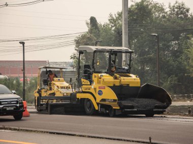 Chiangmai, Tayland - 11 Mart 2021: Er Asphalt PaverHA60W yolda. 1001 numaralı yolda, Chiangmai şehrinden 8 km uzakta..