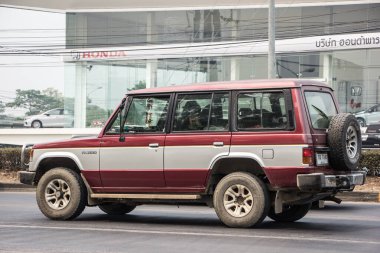 Chiangmai, Tayland - 11 Mart 2021: Er Mitsubishi Pajero SUv Car. 1001 no 'lu yolda. Chiangmai şehrinden 18 km uzakta..