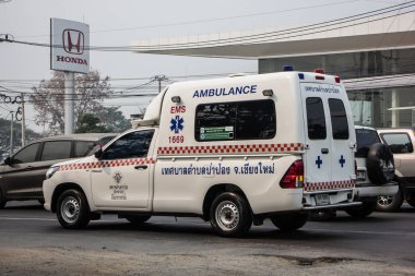 Chiangmai, Tayland - 11 Mart 2021: Phabong Alt Bölge İdare Örgütü 'nün ambulans aracı. Fotoğraf 121 numaralı yolda, Chiangmai, Tayland 'a 8 km uzaklıkta..