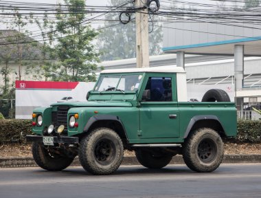 Chiangmai, Tayland - 11 Mart 2021: eski Jeep özel arabası. Fotoğraf 1001 no 'lu yolda, Chiangmai, Tayland şehir merkezinden yaklaşık 8 km uzaklıkta..