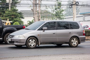 Chiangmai, Tayland - 11 Mart 2021: Private Old Honda Odyssey minibüsü. Fotoğraf 121 numaralı yolda, Chiangmai, Tayland 'a 8 km uzaklıkta..