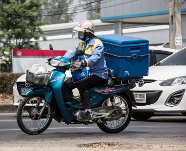 Chiangmai, Tayland - 16 Mart 2021 Bir motosiklette Hollanda sütü satışı. Fotoğraf 121 no 'lu yolda, Chiangmai, Tayland şehir merkezinden yaklaşık 8 km uzaklıkta..