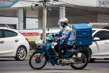 Chiangmai, Tayland - 16 Mart 2021 Bir motosiklette Hollanda sütü satışı. Fotoğraf 121 no 'lu yolda, Chiangmai, Tayland şehir merkezinden yaklaşık 8 km uzaklıkta..