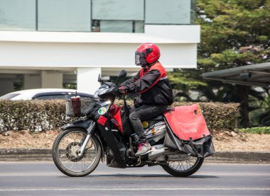 Chiangmai, Tayland - 16 Mart 2021: Postacı ve Motercycle Tayland Post. Fotoğraf 121 numaralı yolda, Chiangmai, Tayland 'a 8 km uzaklıkta..
