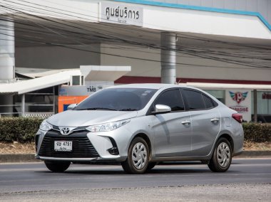 Chiangmai, Tayland - 16 Mart 2021: Yeni özel Sedan arabası Toyota Yaris ATIV Eco Car. Fotoğraf 121 no 'lu yolda, Chiangmai Tayland şehir merkezinden yaklaşık 8 km uzaklıkta..
