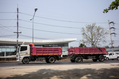 Chiangmai, Tayland - 16 Mart 2021 Thanachai Şirketi 'nin karavan kamyonu. 1001 numaralı yolda, Chiangmai şehrinden 8 km uzakta..