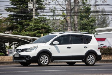 CHIANG MAI, THAILAND - 6 Ekim 2017: Er Nissan Livina araba. Urbun Kullanıcı için mini SUV Car. Fotoğraf 121 numaralı yolda, Chiangmai, Tayland 'a 8 km uzaklıkta..