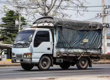 Chiangmai, Tayland - 16 Mart 2021: Er Isuzu Kargo Truck. Fotoğraf 1001 nolu yolda, Chiangmai, Tayland 'a 8 km uzaklıkta..