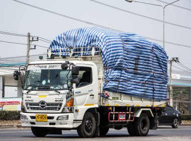 Chiangmai, Tayland - 16 Mart 2021, Er Hino Çöp Kamyonu. 1001 no 'lu yolda. Chiangmai İş Alanından 18 km uzakta..