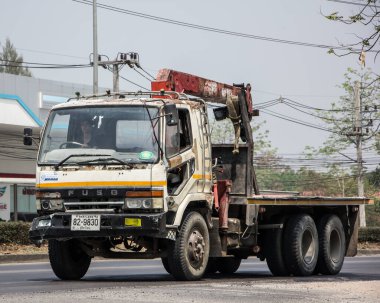 Chiangmai, Tayland - 16 Mart 2021: Er Mitsubishi Fuso Crane Kargo Kamyonu. Fotoğraf 121 numaralı yolda, Chiangmai, Tayland 'a 8 km uzaklıkta..