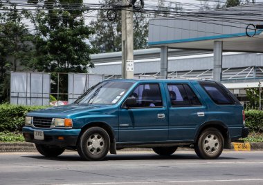 Chiangmai, Tayland - 16 Mart 2021: Özel SUV arabası, Isuzu Rodeo. Fotoğraf 121 numaralı yolda, Chiangmai, Tayland 'a 8 km uzaklıkta..