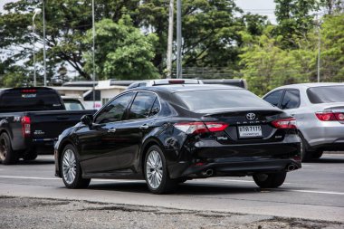 Chiangmai, Tayland - 16 Mart 2021 Özel araba Toyota Camry. 1001 no 'lu yolda. Chiangmai İş Alanından 18 km uzakta..
