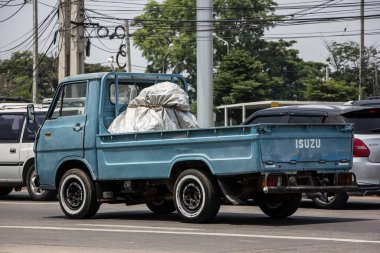Chiangmai, Tayland - 21 Mart 2021: Er Isuzu lite elf kargo kamyonu. Fotoğraf 1001 nolu yolda, Chiangmai, Tayland 'a 8 km uzaklıkta..