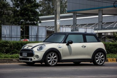 Chiangmai, Tayland - 21 Mart 2021 Özel araba Mini Cooper. 1001 no 'lu yolda. Chiangmai İş Alanından 18 km uzakta..