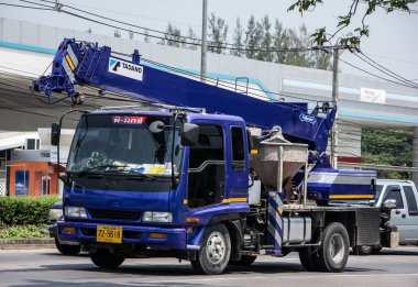 Chiangmai, Tayland - 21 Mart 2021 P MIX Crane Şirketi 'nden TADANO Crane Truck. Fotoğraf 121 no 'lu yolda, Chiangmai, Tayland şehir merkezinden yaklaşık 8 km uzaklıkta..