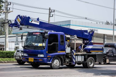 Chiangmai, Tayland - 21 Mart 2021 P MIX Crane Şirketi 'nden TADANO Crane Truck. Fotoğraf 121 no 'lu yolda, Chiangmai, Tayland şehir merkezinden yaklaşık 8 km uzaklıkta..