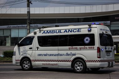 Chiangmai, Tayland - 21 Mart 2021: Nongjom Alt Bölge İdare Örgütü 'nün ambulans aracı. Fotoğraf 121 numaralı yolda, Chiangmai, Tayland 'a 8 km uzaklıkta..