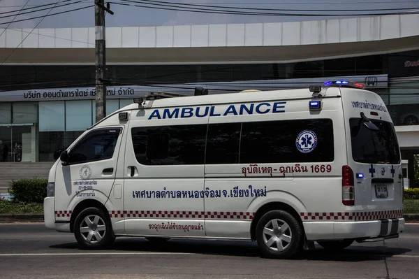 Chiangmai, Tayland - 21 Mart 2021: Nongjom Alt Bölge İdare Örgütü 'nün ambulans aracı. Fotoğraf 121 numaralı yolda, Chiangmai, Tayland 'a 8 km uzaklıkta..
