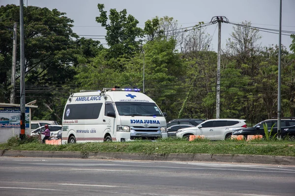 Chiangmai, Tayland - 21 Mart 2021: Nongjom Alt Bölge İdare Örgütü 'nün ambulans aracı. Fotoğraf 121 numaralı yolda, Chiangmai, Tayland 'a 8 km uzaklıkta..