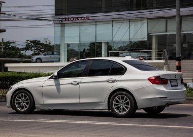 Chiangmai, Tayland - 21 Mart 2021: özel araba. BMW 320D. Fotoğraf 1001 nolu yolda, Chiangmai, Tayland 'a 8 km uzaklıkta..
