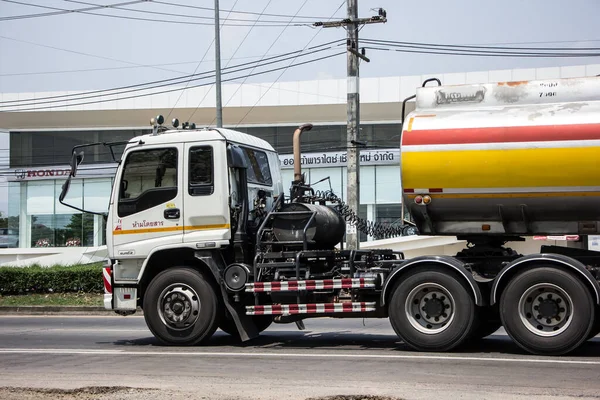 Chiangmai, Tayland - 21 Mart 2021 A sınıfı petrol nakliye şirketinin petrol kamyonu. Fotoğraf 1001 nolu yolda. Şehir merkezine 8 km uzaklıkta, Tayland..