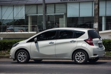 Chiangmai, Tayland - 21 Mart 2021: Özel Yeni Eko Araba Nissan Note. 1001 no 'lu yolda. Chiangmai şehrinden 18 km uzakta..