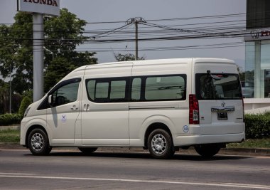 Chiangmai, Tayland - 21 Mart 2021: özel Toyota banliyö aracı. Fotoğraf 121 no 'lu yolda, Chiangmai Tayland şehir merkezinden yaklaşık 8 km uzaklıkta..