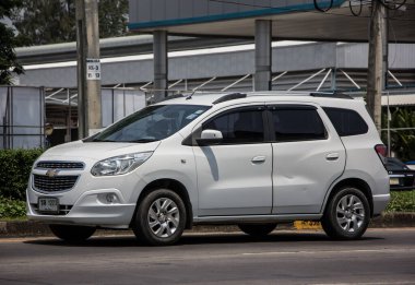 Chiangmai, Tayland - 21 Mart 2021: özel MPV arabası, Chevrolet Spin. Fotoğraf 121 no 'lu yolda, Chiangmai, Tayland şehir merkezinden yaklaşık 8 km uzaklıkta..