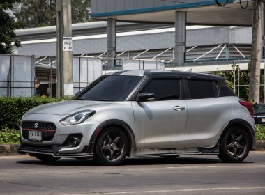 Chiangmai, Tayland - 21 Mart 2021: Özel Eco şehri arabası Yeni Suzuki Swift. Fotoğraf 121 numaralı yolda, Chiangmai, Tayland 'a 8 km uzaklıkta..