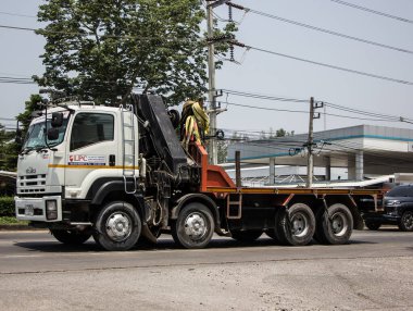 Chiangmai, Tayland - 21 Mart 2021: Er Isuzu Crane Truck. 1001 no 'lu yolda. Chiangmai İş Alanından 18 km uzakta..