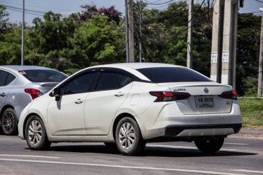 Chiangmai, Tayland - 3 Mayıs 2021: Private Eco car, New Nissan Almera. Fotoğraf 121 no 'lu yolda, Chiangmai, Tayland şehir merkezinden yaklaşık 8 km uzaklıkta..