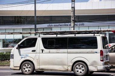 Chiangmai, Tayland - 3 Mayıs 2021: Van Car of Tot Şirketi. Fotoğraf 121 numaralı yolda, Chiangmai, Tayland 'a 8 km uzaklıkta..