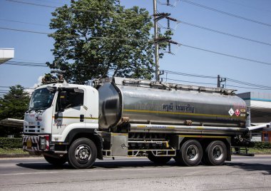 Chiangmai, Tayland - 3 Mayıs 2021 A sınıfı petrol nakliye şirketinin petrol kamyonu. Fotoğraf 1001 nolu yolda. Şehir merkezine 8 km uzaklıkta, Tayland..