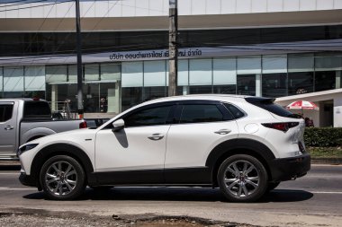 Chiangmai, Tayland - 3 Mayıs 2021, özel araba, Mazda CX30. Fotoğraf 121 no 'lu yolda, Chiangmai, Tayland şehir merkezinden yaklaşık 8 km uzaklıkta..
