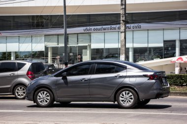 Chiangmai, Tayland - 3 Mayıs 2021: Private Eco car, New Nissan Almera. Fotoğraf 121 no 'lu yolda, Chiangmai, Tayland şehir merkezinden yaklaşık 8 km uzaklıkta..