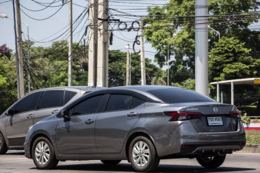 Chiangmai, Tayland - 3 Mayıs 2021: Private Eco car, New Nissan Almera. Fotoğraf 121 no 'lu yolda, Chiangmai, Tayland şehir merkezinden yaklaşık 8 km uzaklıkta..