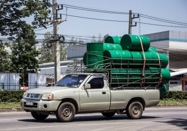 Chiangmai, Tayland - 3 Mayıs 2021: Özel pikap, Nissan Big M. 1001 numaralı yolda, Chiangmai İş Alanına 8 km uzaklıkta..