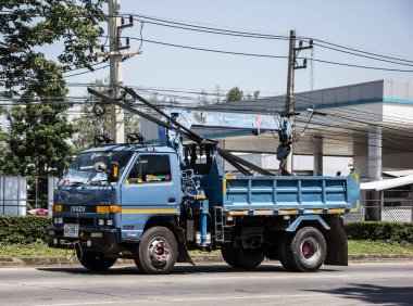 Chiangmai, Tayland - 25 Aralık 2018: Er Isuzu Crane Truck. 1001 no 'lu yolda. Chiangmai İş Alanından 18 km uzakta..