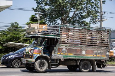 Chiangmai, Tayland - 3 Mayıs 2021: er Isuzu Kargo Truck. Fotoğraf 1001 nolu yolda, Chiangmai, Tayland 'a 8 km uzaklıkta..