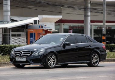 Chiangmai, Tayland - 2 Haziran 2021: lüks Mercedes Benz E250. Fotoğraf Chiangmai şehrinin kuzeyindeki 1001 numaralı radyal yolda..