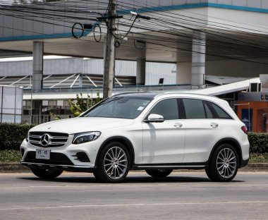Chiangmai, Tayland - 2 Haziran 2021: özel SUV arabası, Benz GLC200. Fotoğraf 1001 nolu yolda, Chiangmai, Tayland 'a 8 km uzaklıkta..