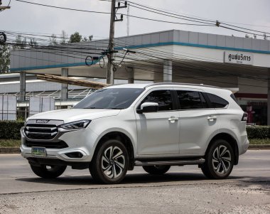 Chiangmai, Tayland - 2 Haziran 2021: Özel SUV aracı Isuzu Mu x Mu-x. 1001 no 'lu yolda. Chiangmai İş Alanından 18 km uzakta..