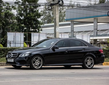 Chiangmai, Tayland - 2 Haziran 2021: lüks Mercedes Benz E250. Fotoğraf Chiangmai şehrinin kuzeyindeki 1001 numaralı radyal yolda..