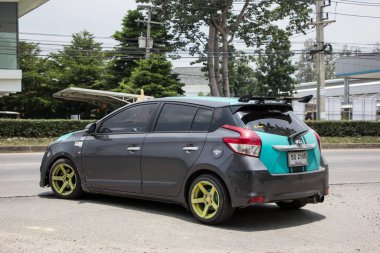 Chiangmai, Tayland - 2 Haziran 2021: Yeni özel araba toyota Yaris Hatchback Eco Car. Fotoğraf 121 no 'lu yolda, Chiangmai Tayland şehir merkezinden yaklaşık 8 km uzaklıkta..