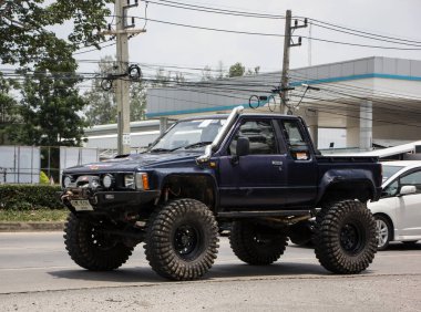 Chiangmai, Tayland - 2 Haziran 2021: Özel eski pikap, Toyota Hilux Mighty X. 1001 numaralı yolda, Chiangmai şehrinden 8 km uzakta..