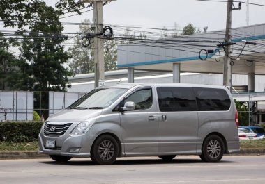 Chiangmai, Tayland - 2 Haziran 2021: Hyundai Kore 'den özel lüks minibüs. Hyundai H1. 1001 numaralı yolda, Chiangmai şehrinden 8 km uzakta..