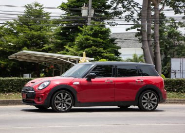 Chiangmai, Tayland - 2 Haziran 2021: özel araba Mini Cooper. 1001 no 'lu yolda. Chiangmai İş Alanından 18 km uzakta..