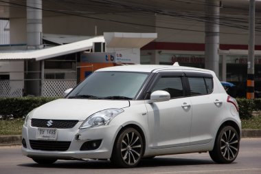 Chiangmai, Tayland - 2 Haziran 2021: Özel Eco şehri arabası Suzuki Swift. Fotoğraf 121 numaralı yolda, Chiangmai, Tayland 'a 8 km uzaklıkta..