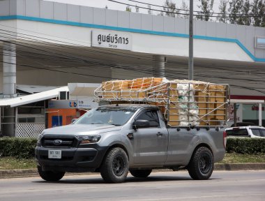 Chiangmai, Tayland - 2 Haziran 2021: özel pikap, Ford Ranger. 1001 numaralı yolda, Chiangmai şehrinden 8 km uzakta..