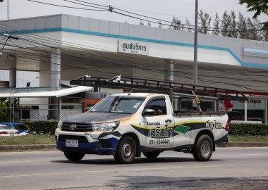 Chiangmai, Tayland - 2 Haziran 2021: Özel pikap Toyota Hilux Revo. 1001 numaralı yolda, Chiangmai şehrinden 8 km uzakta..